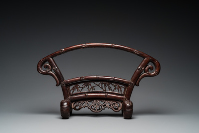 A Vietnamese wooden weapon rack with decorative weaponry, 19/20th C.