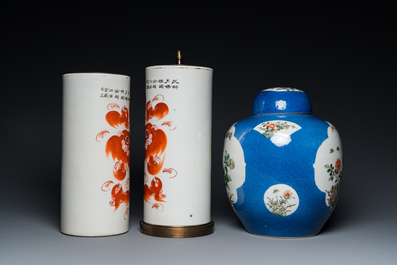 Une paire de porte-chapeaux en porcelaine de Chine en rouge de fer et un pot couvert en famille verte, 19&egrave;me