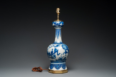 Grand vase en fa&iuml;ence de Delft en bleu et blanc &agrave; d&eacute;cor chinois mont&eacute; en lampe, 1er quart du 18&egrave;me