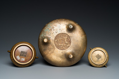 Trois br&ucirc;le-parfums en bronze, marques de Xuande et Gu Shi 古式, Qing/R&eacute;publique
