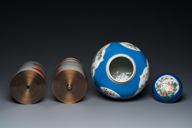 Une paire de porte-chapeaux en porcelaine de Chine en rouge de fer et un pot couvert en famille verte, 19&egrave;me