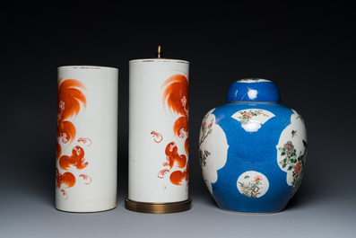 Une paire de porte-chapeaux en porcelaine de Chine en rouge de fer et un pot couvert en famille verte, 19&egrave;me