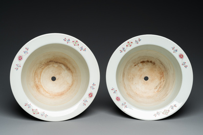 A Chinese famille rose rouleau vase and a pair of jardini&egrave;res, 20th C.
