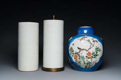 Une paire de porte-chapeaux en porcelaine de Chine en rouge de fer et un pot couvert en famille verte, 19&egrave;me