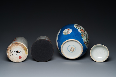 Une paire de porte-chapeaux en porcelaine de Chine en rouge de fer et un pot couvert en famille verte, 19&egrave;me
