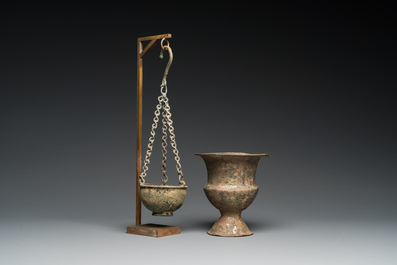 Een Byzantijns-Romeinse bronzen vaas en een hangende wierookbrander, 5/7e eeuw