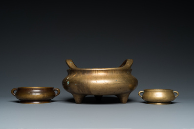 Trois br&ucirc;le-parfums en bronze, marques de Xuande et Gu Shi 古式, Qing/R&eacute;publique