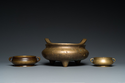 Trois br&ucirc;le-parfums en bronze, marques de Xuande et Gu Shi 古式, Qing/R&eacute;publique