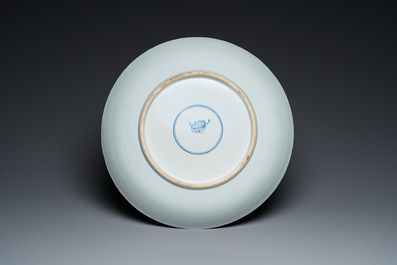 Plat en porcelaine de Chine famille verte &agrave; d&eacute;cor d'antiquit&eacute;s et d'animaux, Kangxi