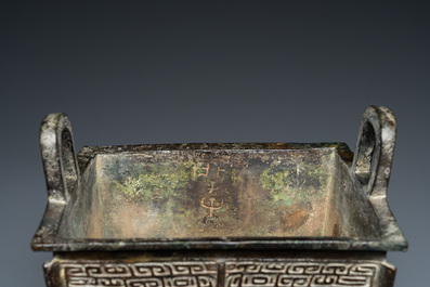 R&eacute;cipient &agrave; nourriture rituelle de type 'Fang Ding' en bronze &agrave; inscription, Chine, Song ou ant&eacute;rieur