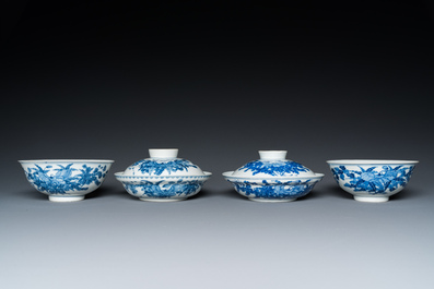 Een paar Chinese blauw-witte dekselkommen, een paar borden en zes kommen, Guangxu merk en periode