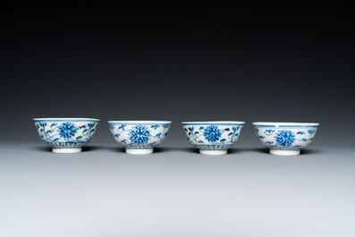 Een paar Chinese blauw-witte dekselkommen, een paar borden en zes kommen, Guangxu merk en periode
