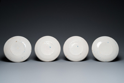 Deux plats et deux paires d'assiettes en fa&iuml;ence de Delft en bleu et blanc, 18&egrave;me
