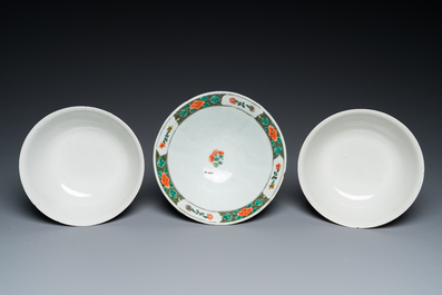 Une paire de bols en porcelaine de Chine famille rose &agrave; d&eacute;cor de coqs et un bol en famille verte, 18/19&egrave;me