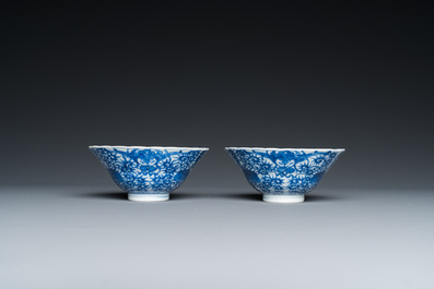 Een paar Chinese blauw-witte 'bajixiang' kommen, Yongzheng merk en mogelijk periode