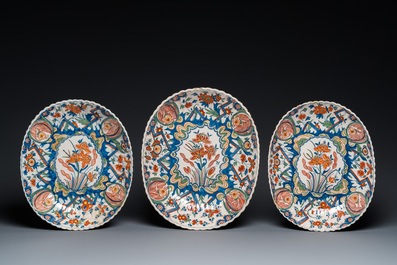 Three polychrome Dutch Delft lobed oval 'lightning' dishes, 1st quarter 18th C.