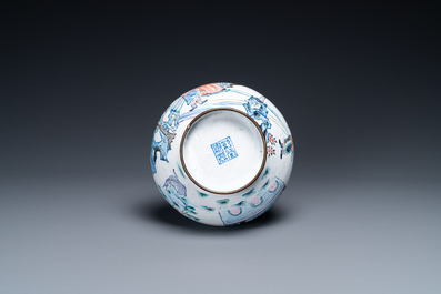 Un vase, une bo&icirc;te couverte et une coupe aux dragons en &eacute;maux de Canton, Qianlong et post&eacute;rieur