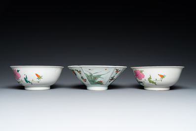 Une paire de bols en porcelaine de Chine famille rose &agrave; d&eacute;cor de coqs et un bol en famille verte, 18/19&egrave;me