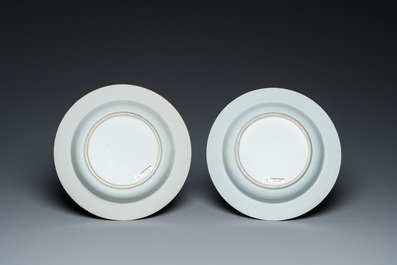 Paire d'assiettes en porcelaine de Chine famille rose &agrave; d&eacute;cor d'un gar&ccedil;on sur un buffle, Yongzheng/Qianlong