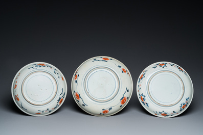 Drie Japanse Imari schotels, Edo, 17/18e eeuw
