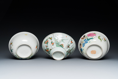 Une paire de bols en porcelaine de Chine famille rose &agrave; d&eacute;cor de coqs et un bol en famille verte, 18/19&egrave;me
