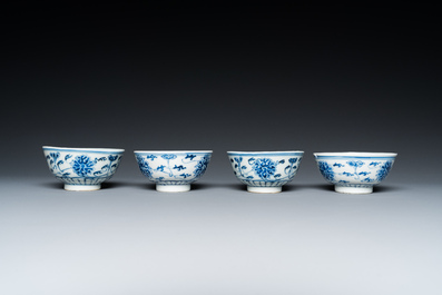 Een paar Chinese blauw-witte dekselkommen, een paar borden en zes kommen, Guangxu merk en periode
