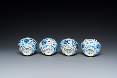 Een paar Chinese blauw-witte dekselkommen, een paar borden en zes kommen, Guangxu merk en periode