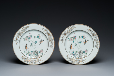 Een paar Chinese famille rose en grisaille borden met vogels bij bloesemtakken, Yongzheng/Qianlong