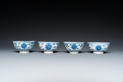 Een paar Chinese blauw-witte dekselkommen, een paar borden en zes kommen, Guangxu merk en periode