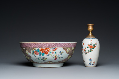 Een Chinese famille verte vaas tot lamp gemonteerd en een famille rose kom, Kangxi en Qianlong