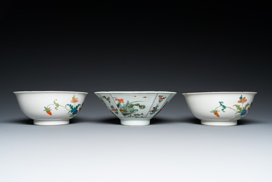 Une paire de bols en porcelaine de Chine famille rose &agrave; d&eacute;cor de coqs et un bol en famille verte, 18/19&egrave;me