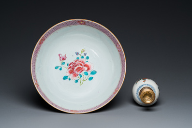 Een Chinese famille verte vaas tot lamp gemonteerd en een famille rose kom, Kangxi en Qianlong