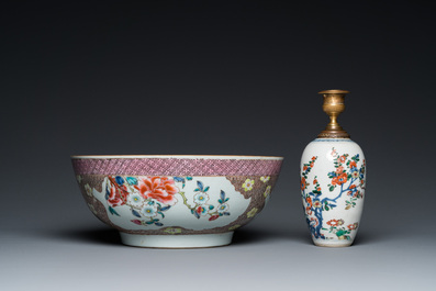 Een Chinese famille verte vaas tot lamp gemonteerd en een famille rose kom, Kangxi en Qianlong