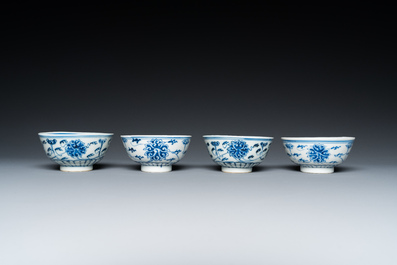 Een paar Chinese blauw-witte dekselkommen, een paar borden en zes kommen, Guangxu merk en periode