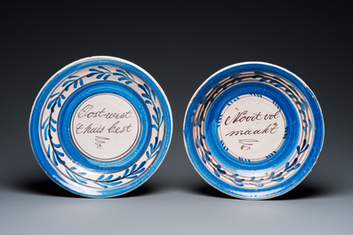 Deux plats aux proverbes en fa&iuml;ence de Makkum en bleu, blanc et mangan&egrave;se, la Frise, 1&egrave;re moiti&eacute; du 19&egrave;me