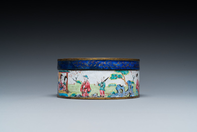 Un vase, une bo&icirc;te couverte et une coupe aux dragons en &eacute;maux de Canton, Qianlong et post&eacute;rieur