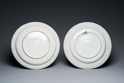 Deux plats et deux paires d'assiettes en fa&iuml;ence de Delft en bleu et blanc, 18&egrave;me