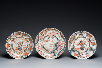 Drie Japanse Imari schotels, Edo, 17/18e eeuw