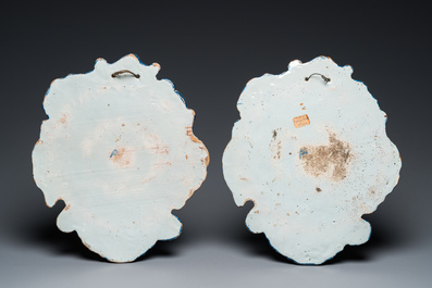 Paire de plaques armori&eacute;es en fa&iuml;ence de Delft polychrome dat&eacute;es 1767