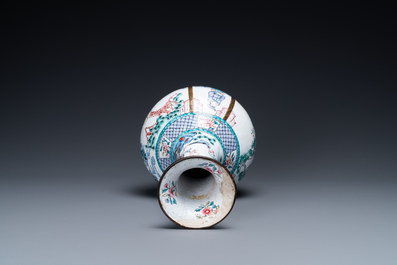 Un vase, une bo&icirc;te couverte et une coupe aux dragons en &eacute;maux de Canton, Qianlong et post&eacute;rieur