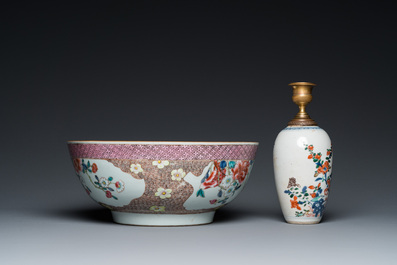 Een Chinese famille verte vaas tot lamp gemonteerd en een famille rose kom, Kangxi en Qianlong