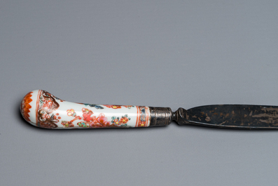 A Chinese famille verte stem cup, a famille rose 'mandarin' sander and a knife handle, Kangxi/Qianlong