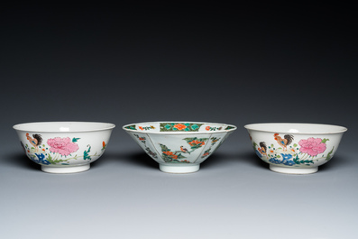 Une paire de bols en porcelaine de Chine famille rose &agrave; d&eacute;cor de coqs et un bol en famille verte, 18/19&egrave;me