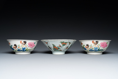 Une paire de bols en porcelaine de Chine famille rose &agrave; d&eacute;cor de coqs et un bol en famille verte, 18/19&egrave;me