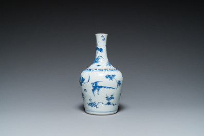 Vase de forme bouteille en porcelaine de Chine en bleu et blanc, &eacute;poque Transition