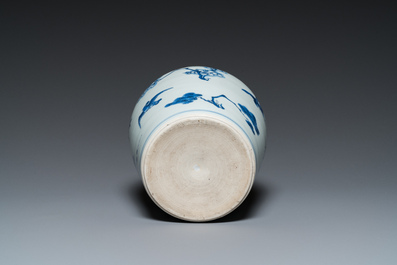 Vase de forme bouteille en porcelaine de Chine en bleu et blanc, &eacute;poque Transition