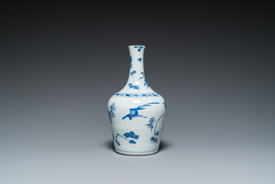 Vase de forme bouteille en porcelaine de Chine en bleu et blanc, &eacute;poque Transition