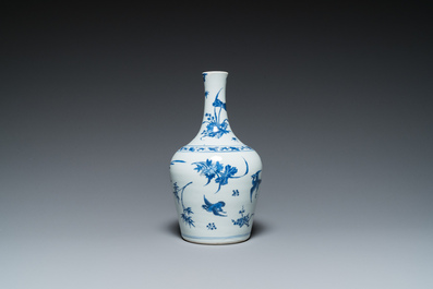 Vase de forme bouteille en porcelaine de Chine en bleu et blanc, &eacute;poque Transition