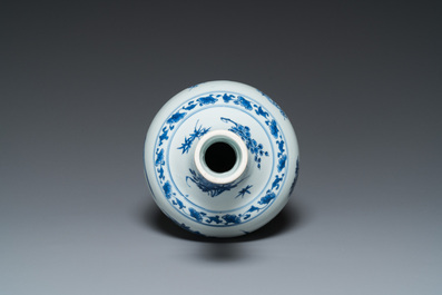 Vase de forme bouteille en porcelaine de Chine en bleu et blanc, &eacute;poque Transition