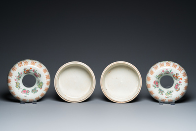 Een zeldzaam paar Chinese famille rose bewaardozen voor hofkettingen, 19e eeuw